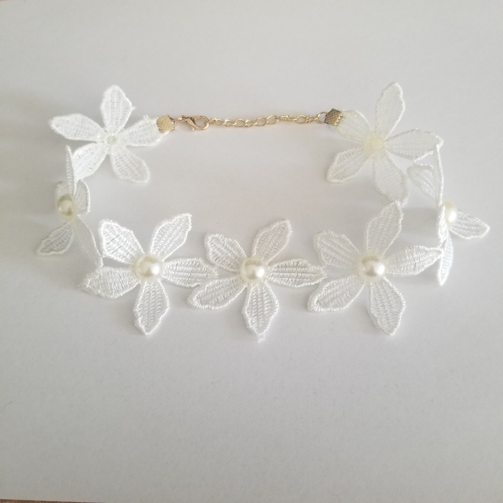NWOT Elegant Pearl Lace Flower Choker